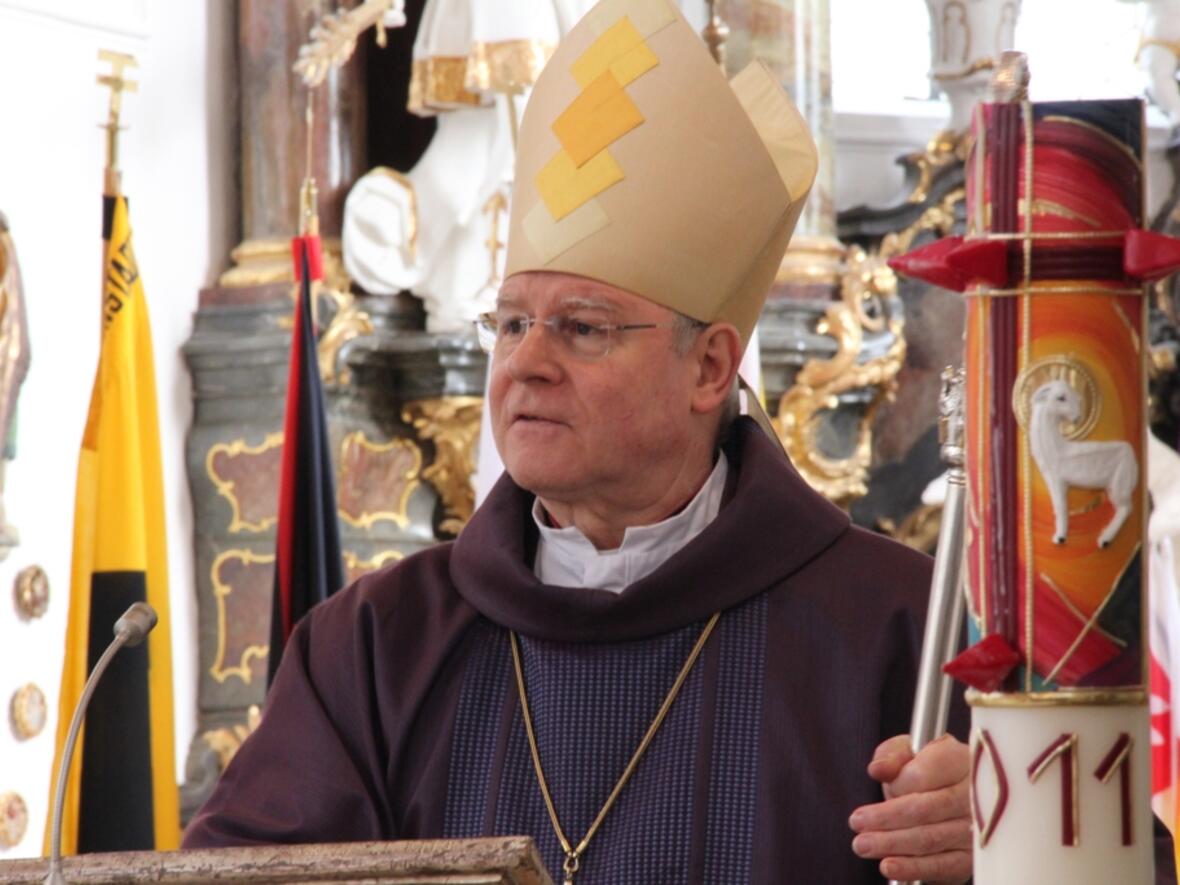 Bischof Konrad Zdarsa während der Predigt in der Pfarrkirche St. Ulrich in Seeg.
