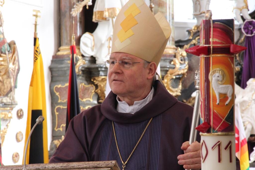 Bischof Konrad Zdarsa während der Predigt in der Pfarrkirche St. Ulrich in Seeg.
