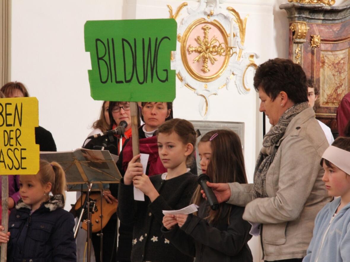 Kinder machten auf die Not ihrer Altersgenossen aufmerksam. 