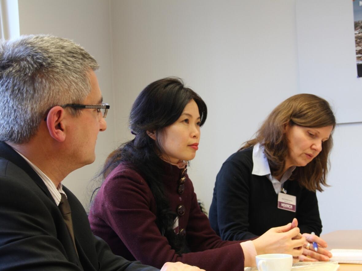 Weltkirchenreferent Anton Stegmair, Lai Shan Sze und die Dolmetscherin beim Pressegesrpäch in Augsburg. 