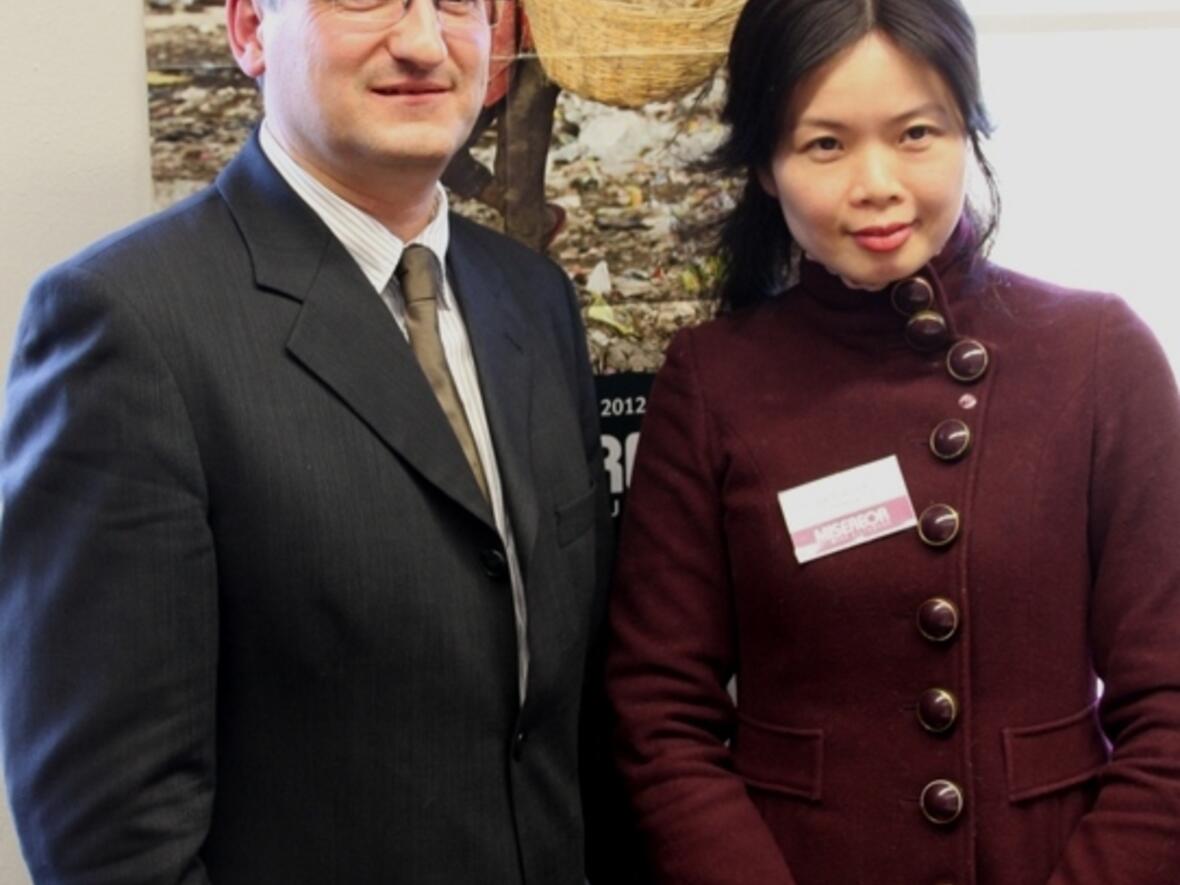 Anton Stegmair mit Misereor-Gast Lai Shan Sze vor dem diesjährigen Aktions-Plakat.