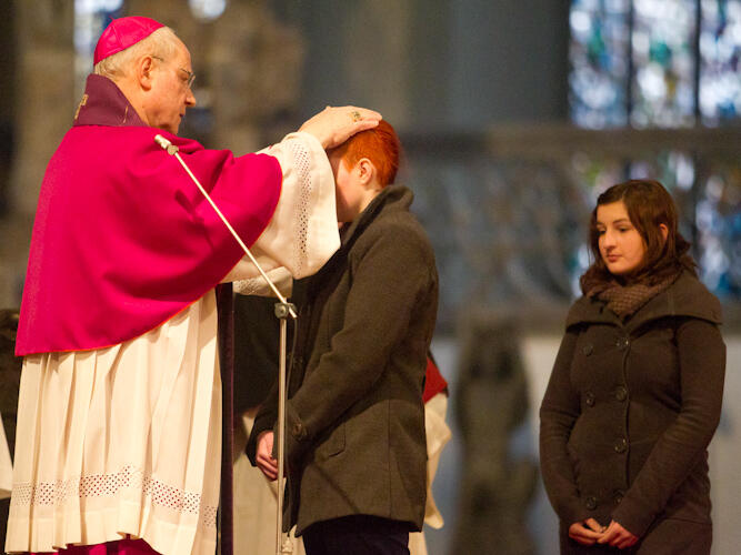 Bischof Konrad Zdarsa bei der Aufnahme der Katechumenen im Augsburger Mariendom. 