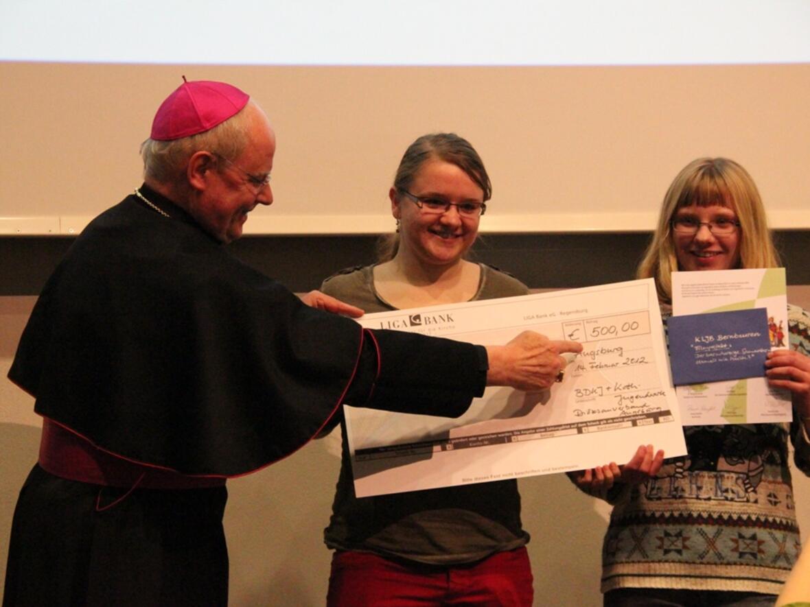 Bischof Konrad Zdarsa überreichte den Bischof-Simpert-Preis 2011 an die KLJB Bernbeuren. 