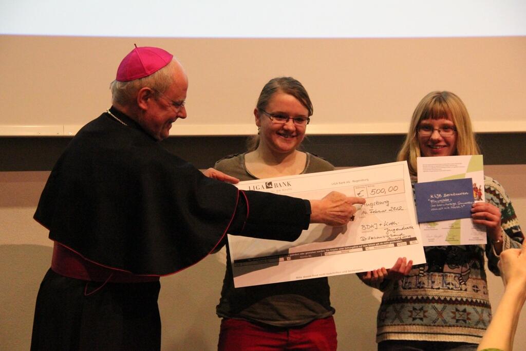 Bischof Konrad Zdarsa überreichte den Bischof-Simpert-Preis 2011 an die KLJB Bernbeuren. 