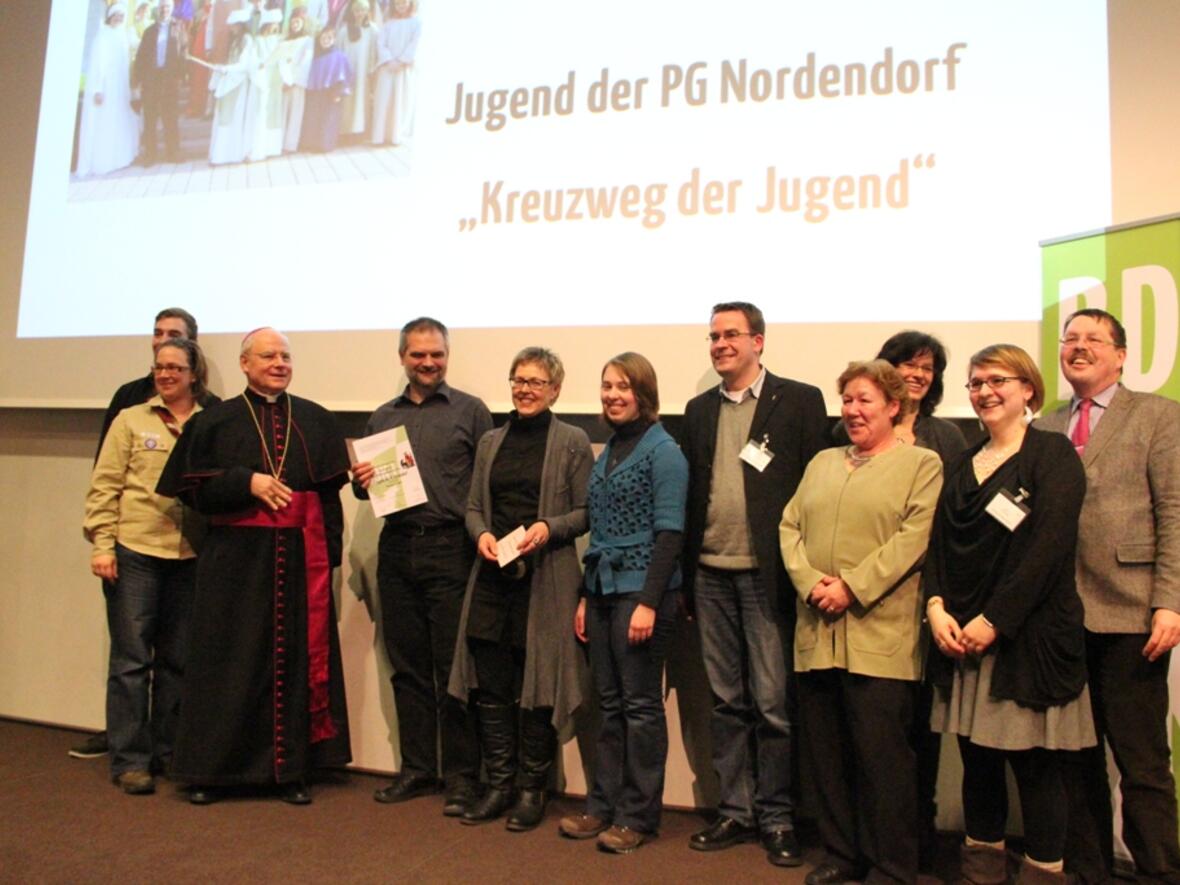 Das Jugendteam der PG Nordendorf erhielt den Sonderpreis für ein gelungenes spirituelles Jugendprojekt - auf dem Bild mit der Jury. 