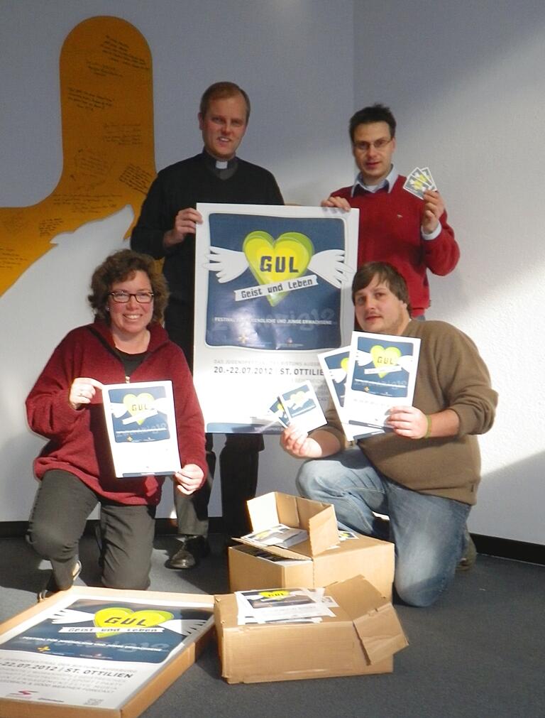 Die Flyer können verteilt werden (v.l.): Heike Müller, Diözesanjugendpfarrer Domvikar Florian Wörner, Simon Lipp und Benjamin Korpan. 