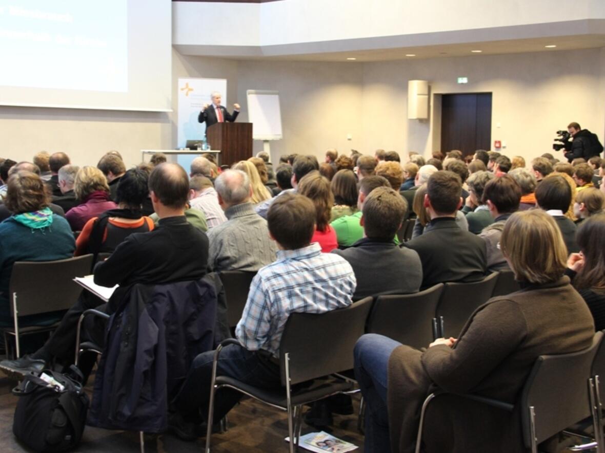 170 Haupt- und Ehrenamtliche der kirchlichen Jugendarbeit bilden sich im Rahmen der Jugendwerkwoche in Augsburg fort. 