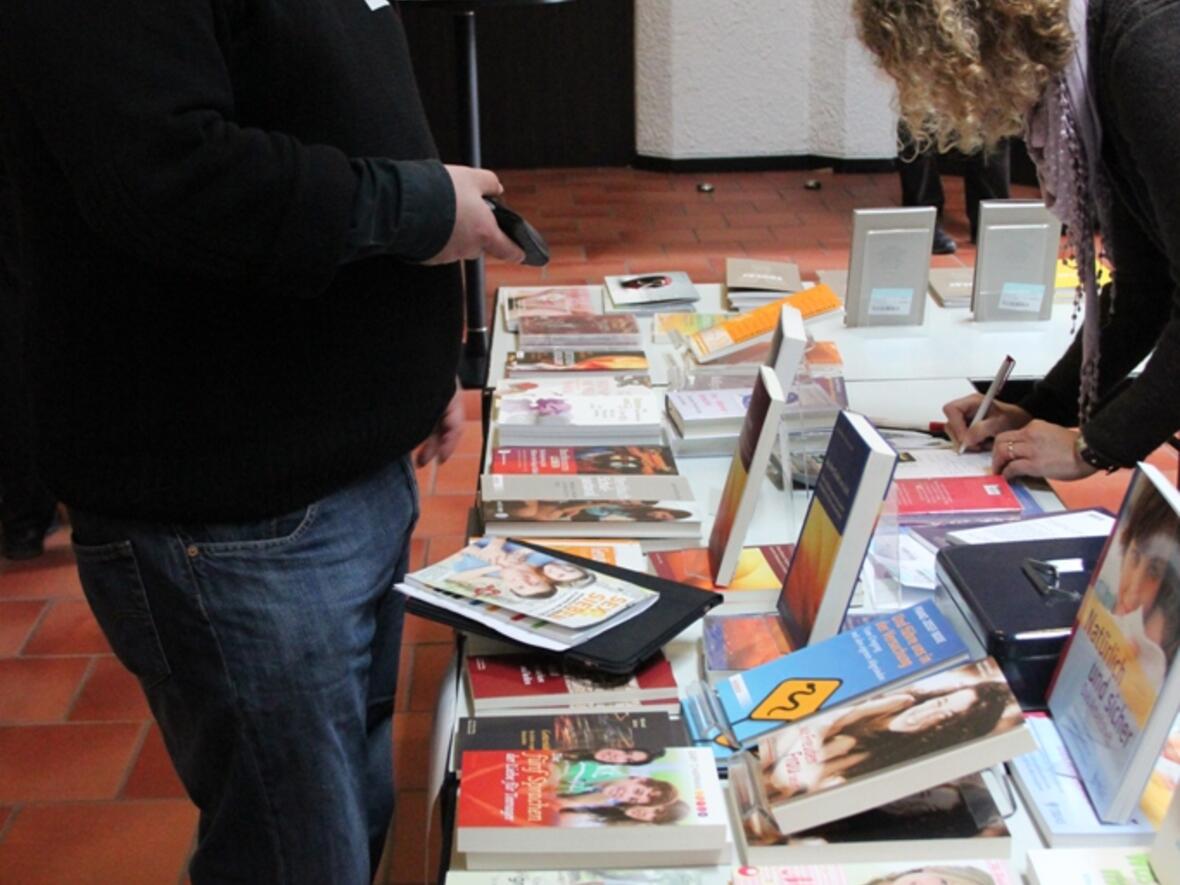 Die Teilnehmer können sich an Infoständen über Neuigkeiten auf dem Buchmarkt informieren. 