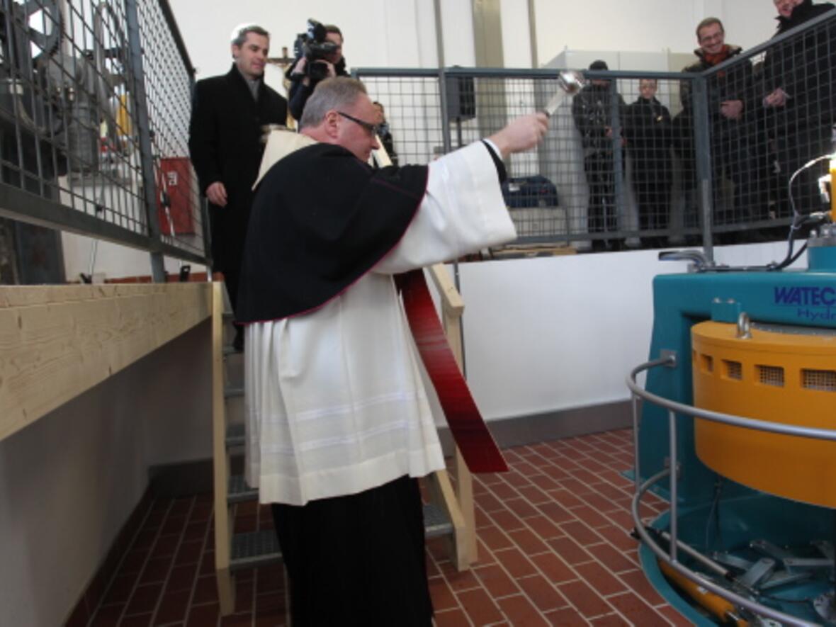 Generalvikar Karlheinz Knebel segnete das modernisierte Wasserkraftwerk des Priesterseminars. 