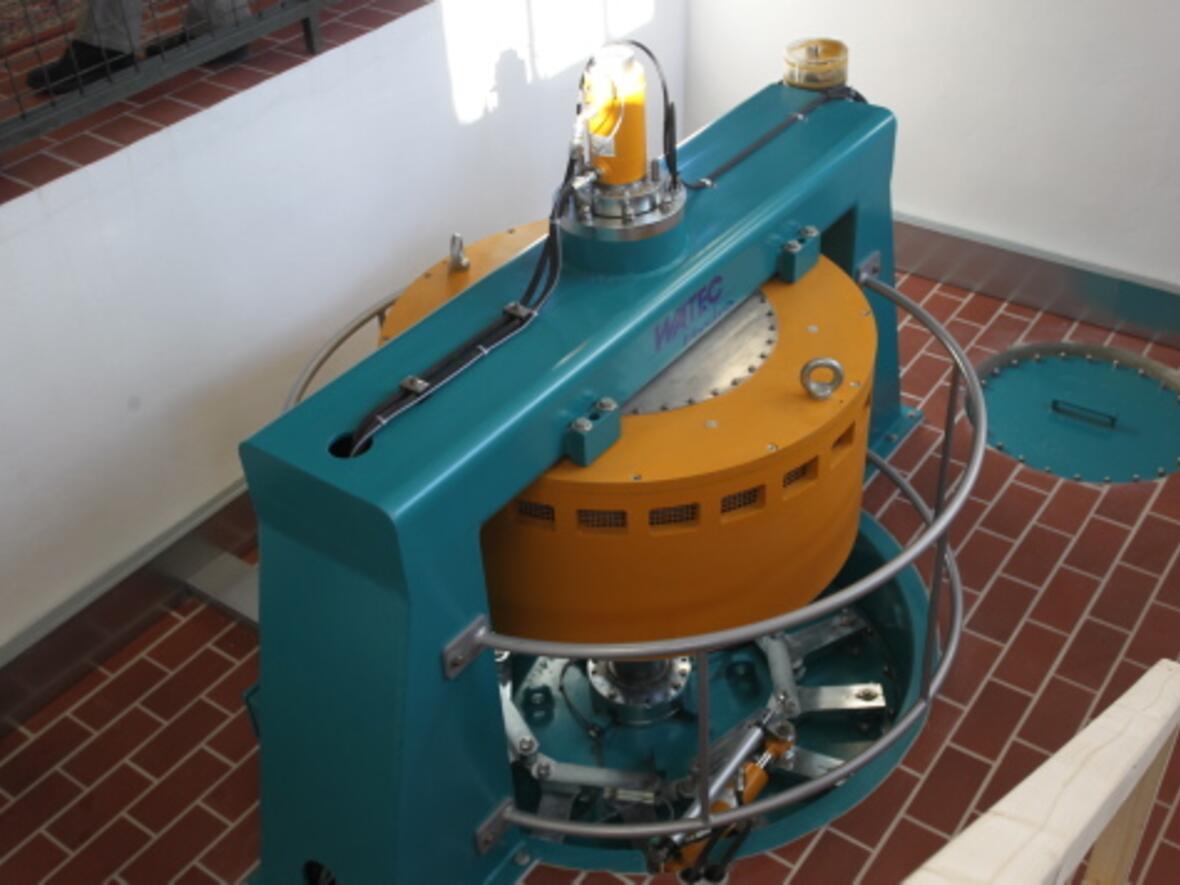 generalvikar-praelat-karlheinz-knebel-segnet-modernisiertes-wasserkraftwerk-des-augsburger-priesterseminars667761