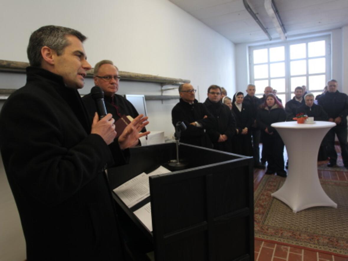 generalvikar-praelat-karlheinz-knebel-segnet-modernisiertes-wasserkraftwerk-des-augsburger-priesterseminars667764