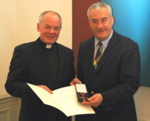 Kultusminister Spaenle überreicht Weihbischof Dr. Dr. Anton Losinger das Bundesverdienstkreuz. Foto: Kultusministerium