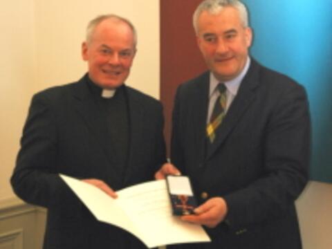 Kultusminister Spaenle überreicht Weihbischof Dr. Dr. Anton Losinger das Bundesverdienstkreuz. Foto: Kultusministerium
