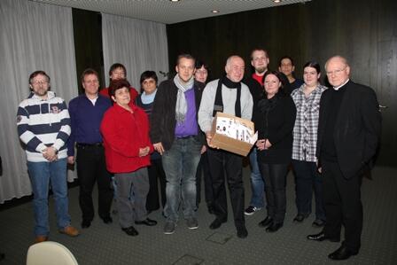 Die Mitglieder des Betriebsrates übergaben Bischof Konrad Zdarsa auch Postkarten, die Mitarbeiter, Angehörige und Unterstützer unterzeichnet hatten.