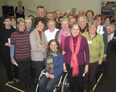 Auf zwei Quadratmetern versuchen die Teilnehmer des Misereor-Einführungsseminars einen Platz zu finden. Soviel Platz steht durchschnittlich den mehr als 100.000 Menschen in Hongkongs Armenvierteln zu Verfügung. Als Referentin war Eva-Maria Heerde-Hinojosa (4. von rechts) mit dabei.