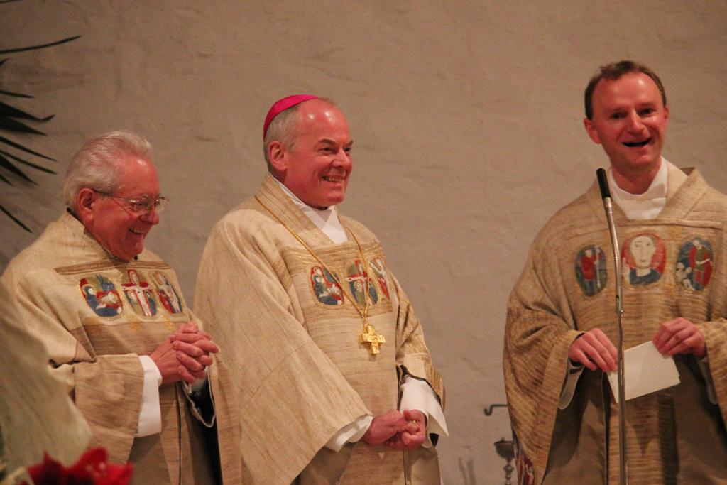 v.l. Pfarrer Josef Fickler, Weihbischof Dr. Dr. Anton Losinger und Pfarrer Bernhard Waltner während des Festgottesdienstes in Seifriedsberg.
