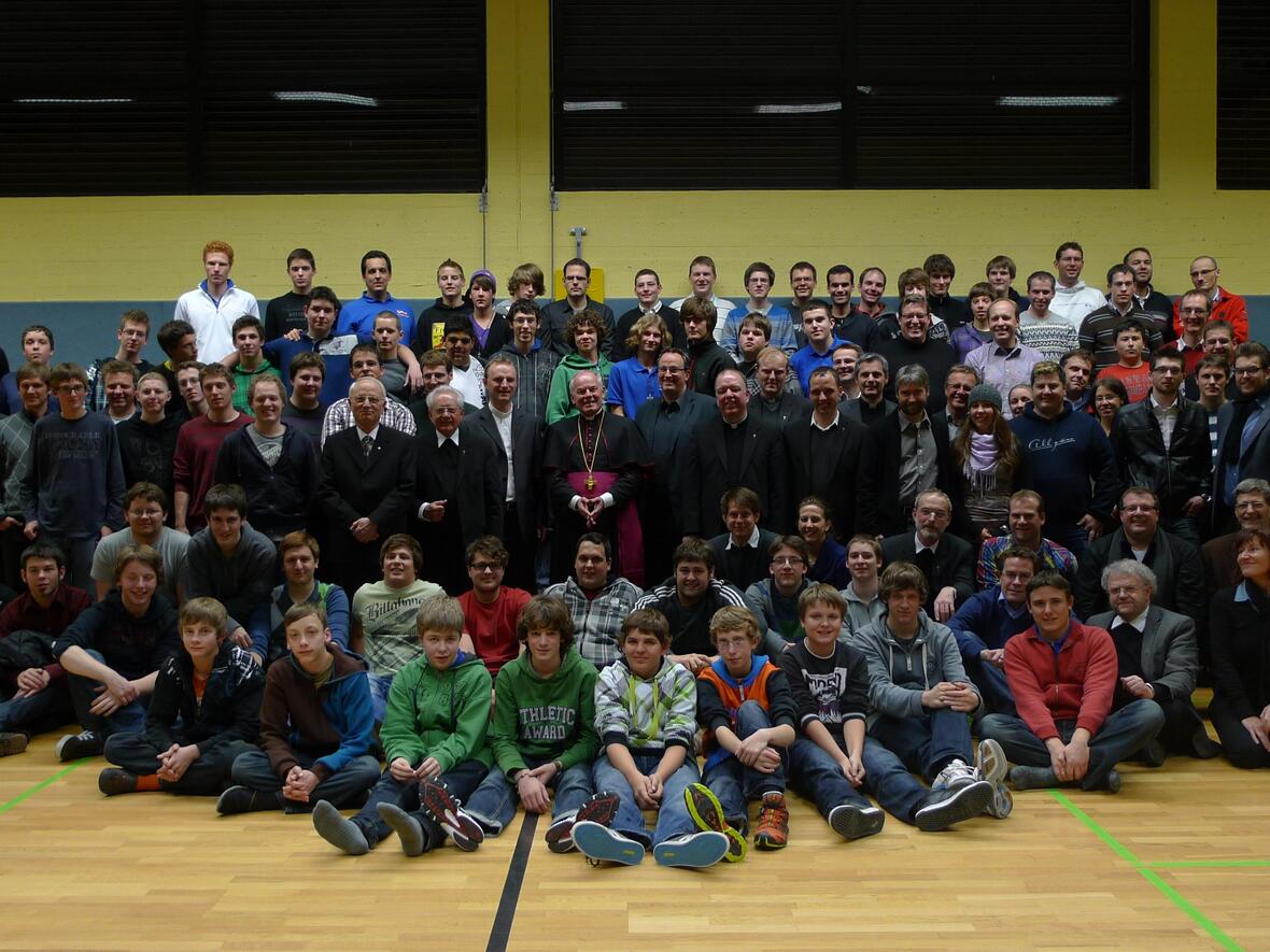 Ein Gruppenbild mit allen Besuchern des Festabends.