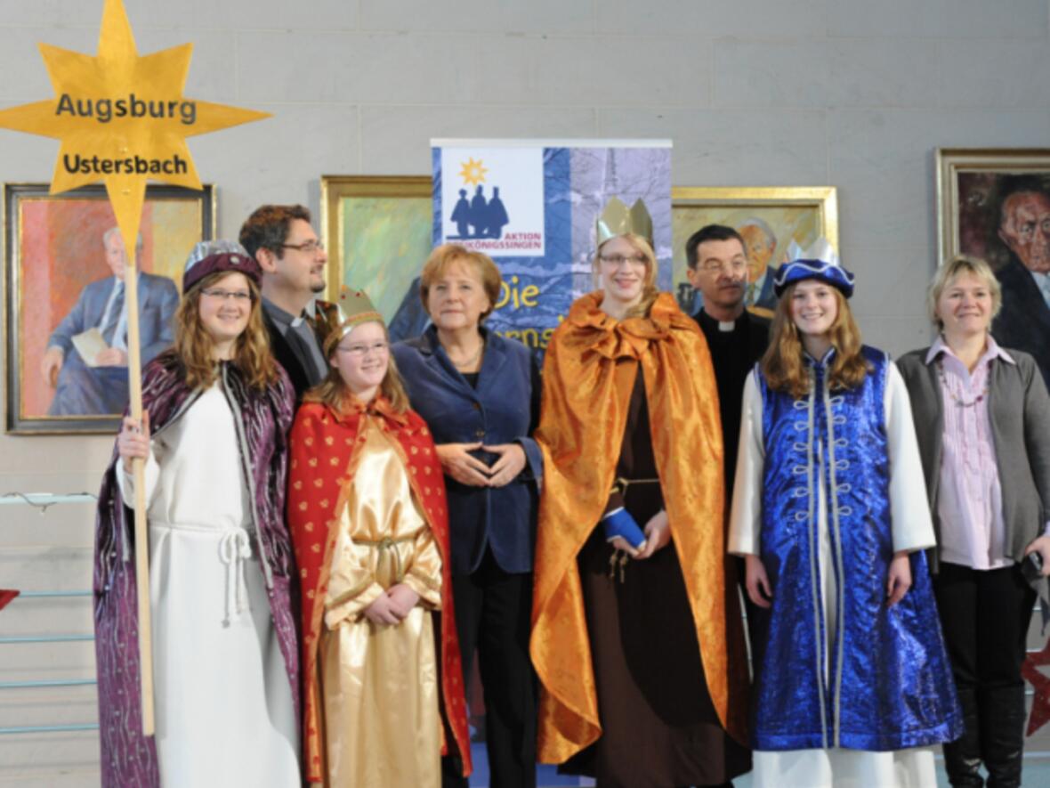 Zum Gruppenfoto mit Kanzlerin Angela Merkel stellten sich die Ustersbacher Sternsinger gemeinsam mit Prälat Dr. Klaus Krämer, Präsident des Kindermissionswerks „Die Sternsinger“, und Pfr. Simon Rapp, Bundespräses des Bundes der Deutschen Katholischen Jugend (BDKJ), auf. Foto: Ralf Adloff / Kindermissionswerk