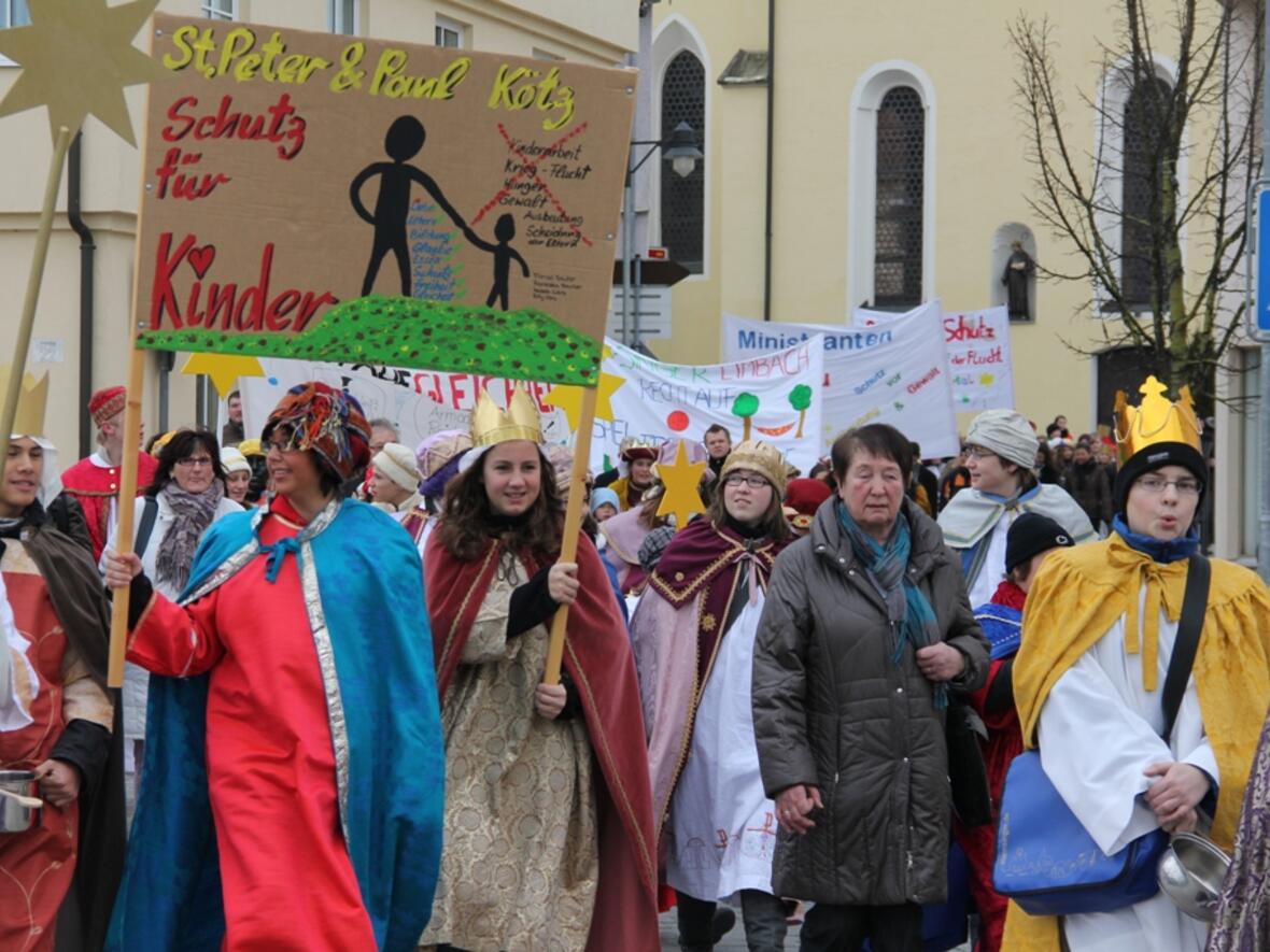Über 800 Sternsinger zogen mit Transparenten und Lärm durch Günzburg.