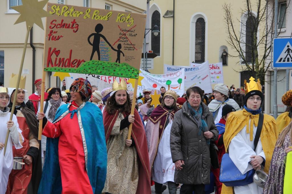 Über 800 Sternsinger zogen mit Transparenten und Lärm durch Günzburg.