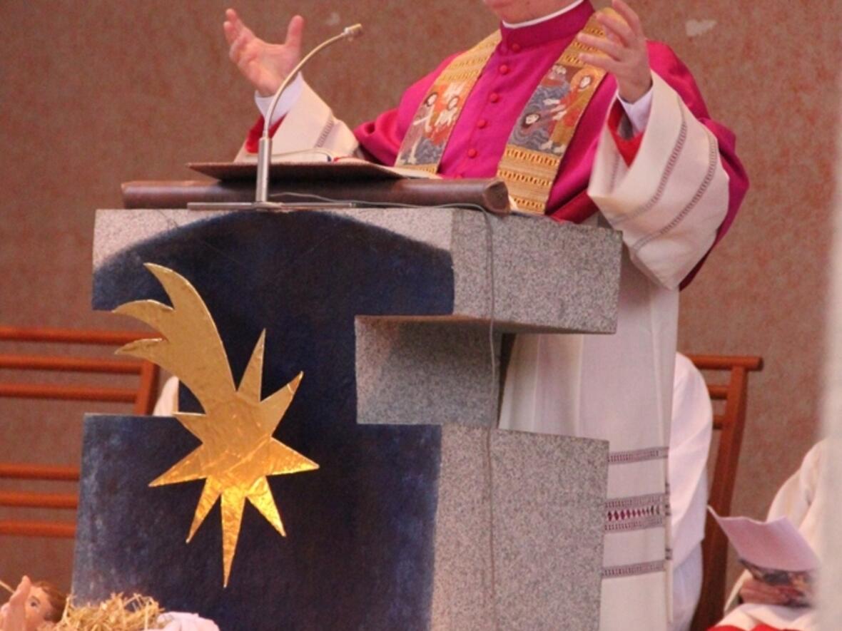 Prälat Dr. Bertram Meier dankte den Kindern und Jugendlichen für ihren wichtigen Dienst.