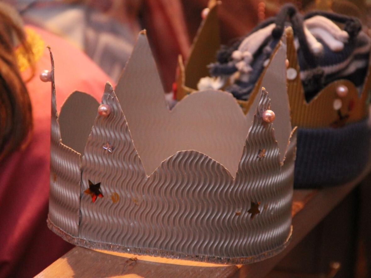 Als Könige mit Kronen bringen die Sternsinger Segen in die Häuser.