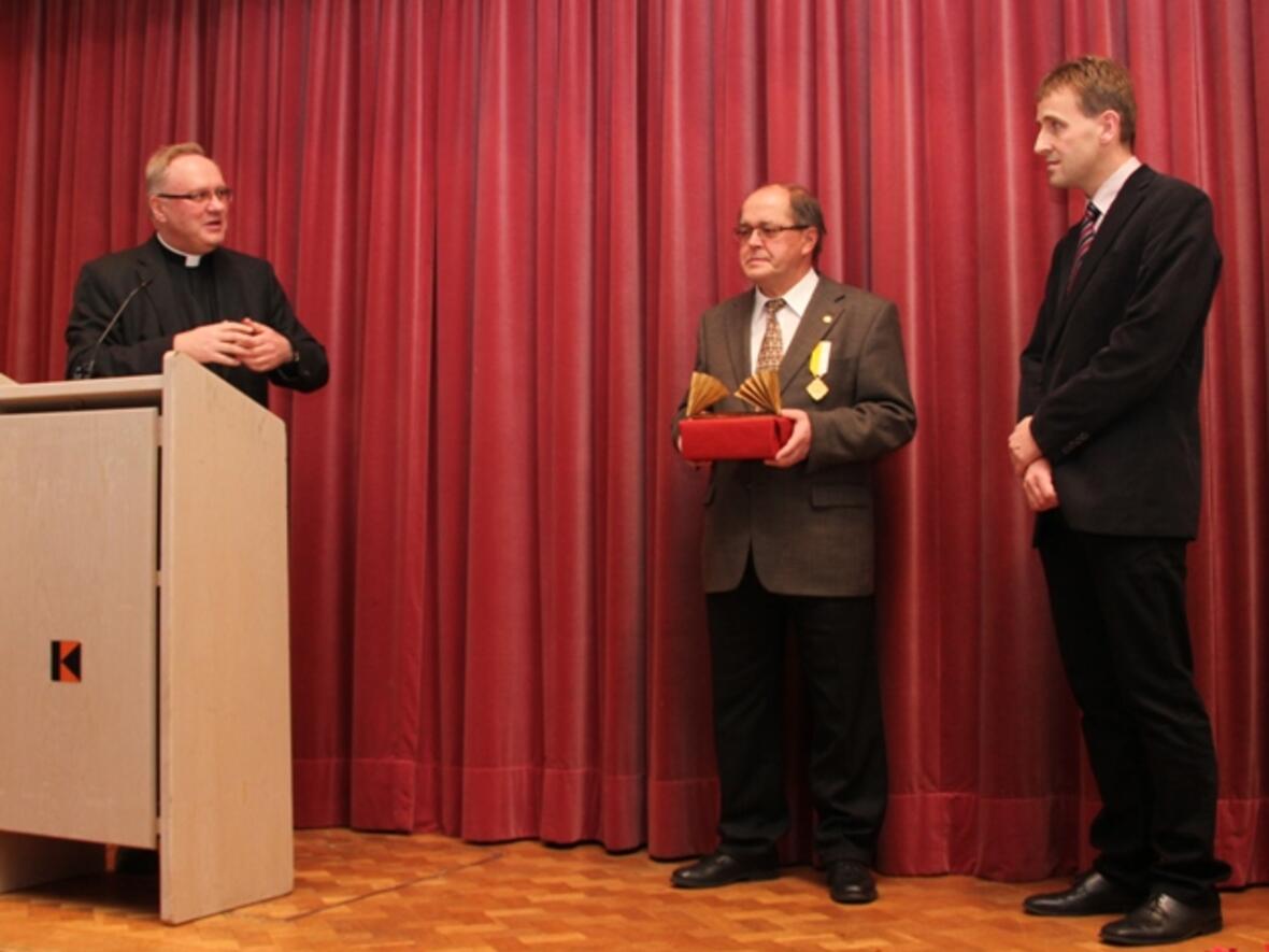 Generalvikar Prälat Karlheinz Knebel würdigte die Verdienste Christian Pohlmanns (Mitte) und begrüßte den neuen Leiter der Geschäftsstelle im Generalvikariat, Michael Hartl.