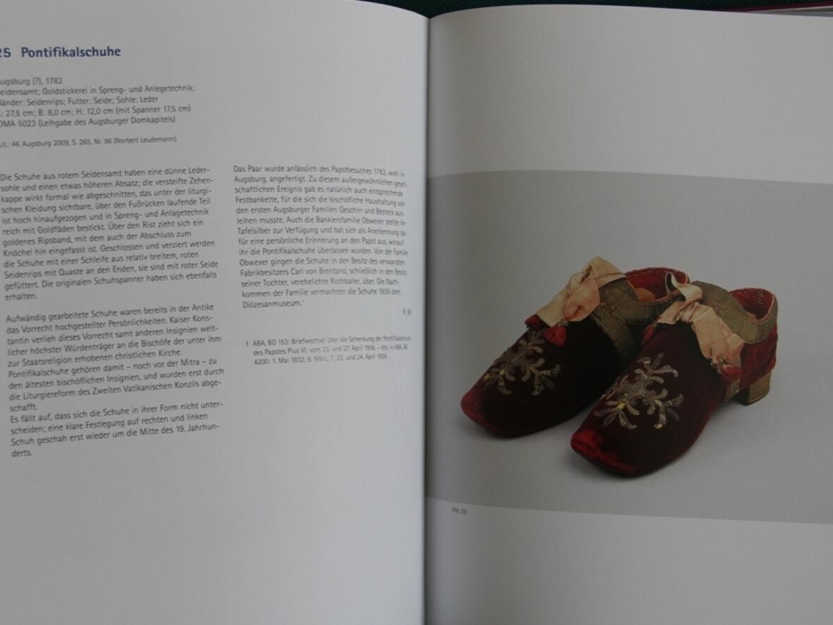 Pontifikalschuhe aus Seidensamt, Augsburg (?), 1782