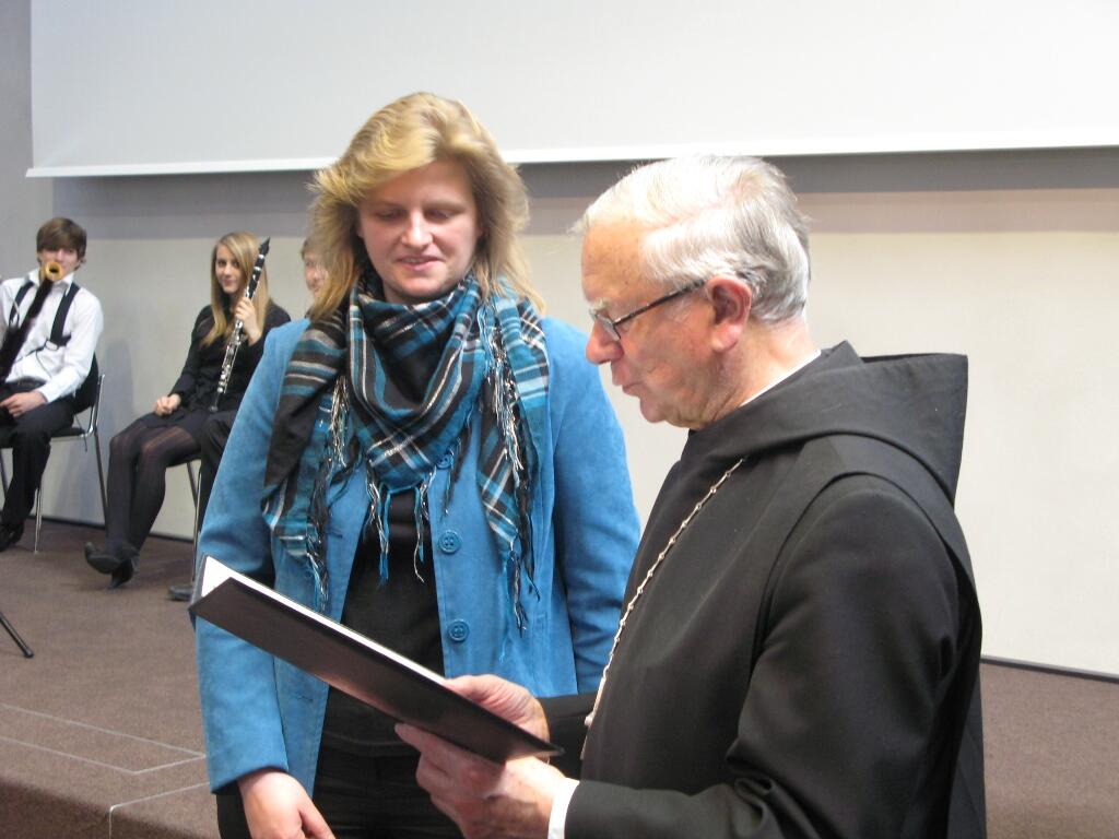 Bischof em. Viktor Josef Dammertz überreicht den Bistumsgeschichtlichen Förderpreis an Dr. Karina Garhammer.