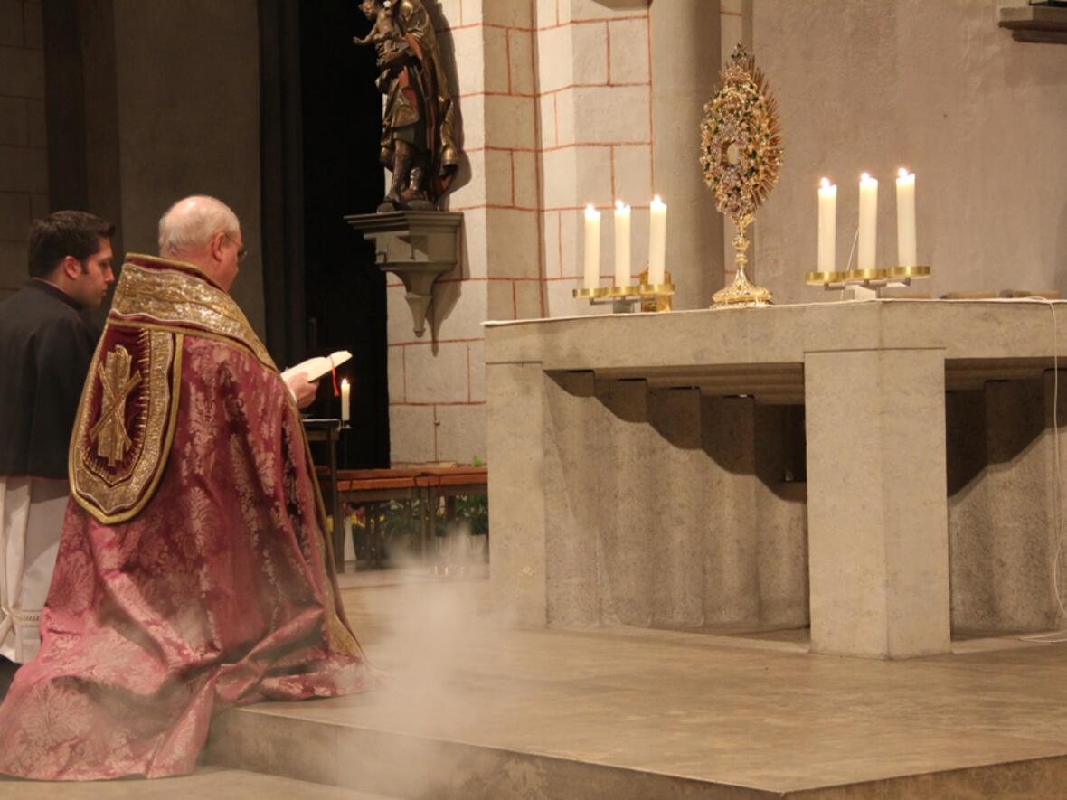Bischof Konrad Zdarsa betet vor dem Allerheiligsten um geistliche Berufungen.