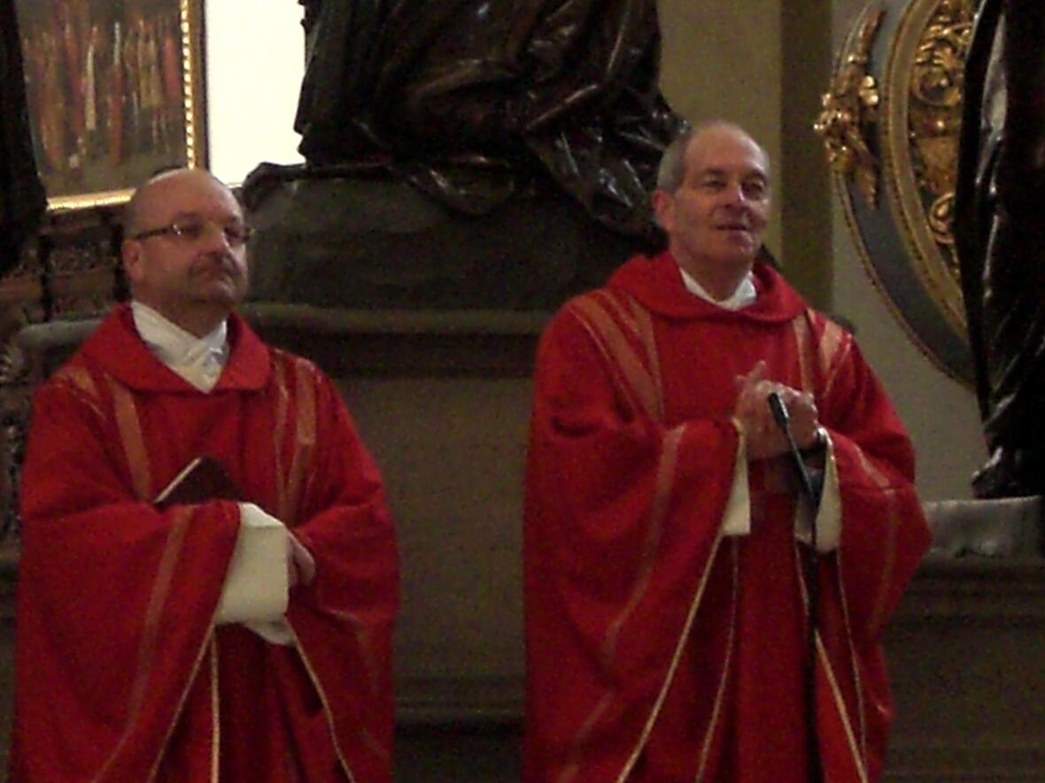 Der Leiter des Amtes für Kirchenmusik, P. Stefan Kling (links), zusammen mit Domkapitular Franz-Reinhard Daffner während der Heiligen Messe in der Basilika St. Ulrich und Afra. 