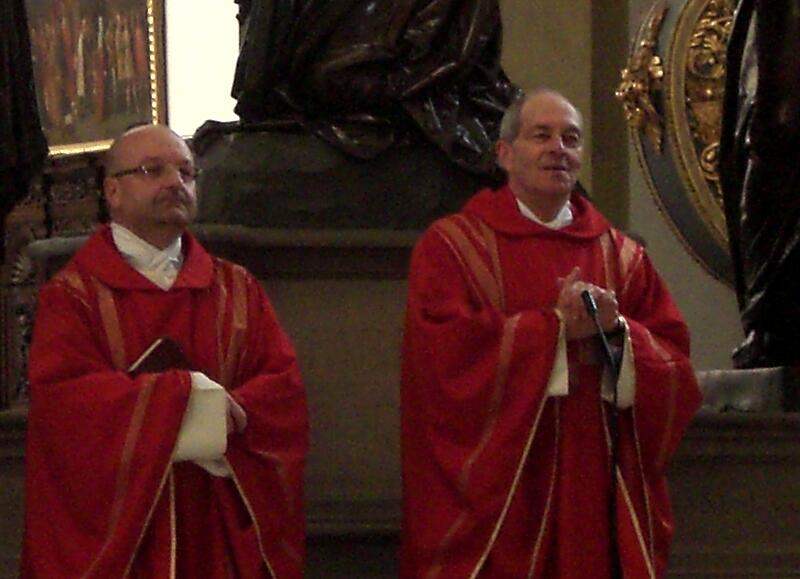 Der Leiter des Amtes für Kirchenmusik, P. Stefan Kling (links), zusammen mit Domkapitular Franz-Reinhard Daffner während der Heiligen Messe in der Basilika St. Ulrich und Afra.