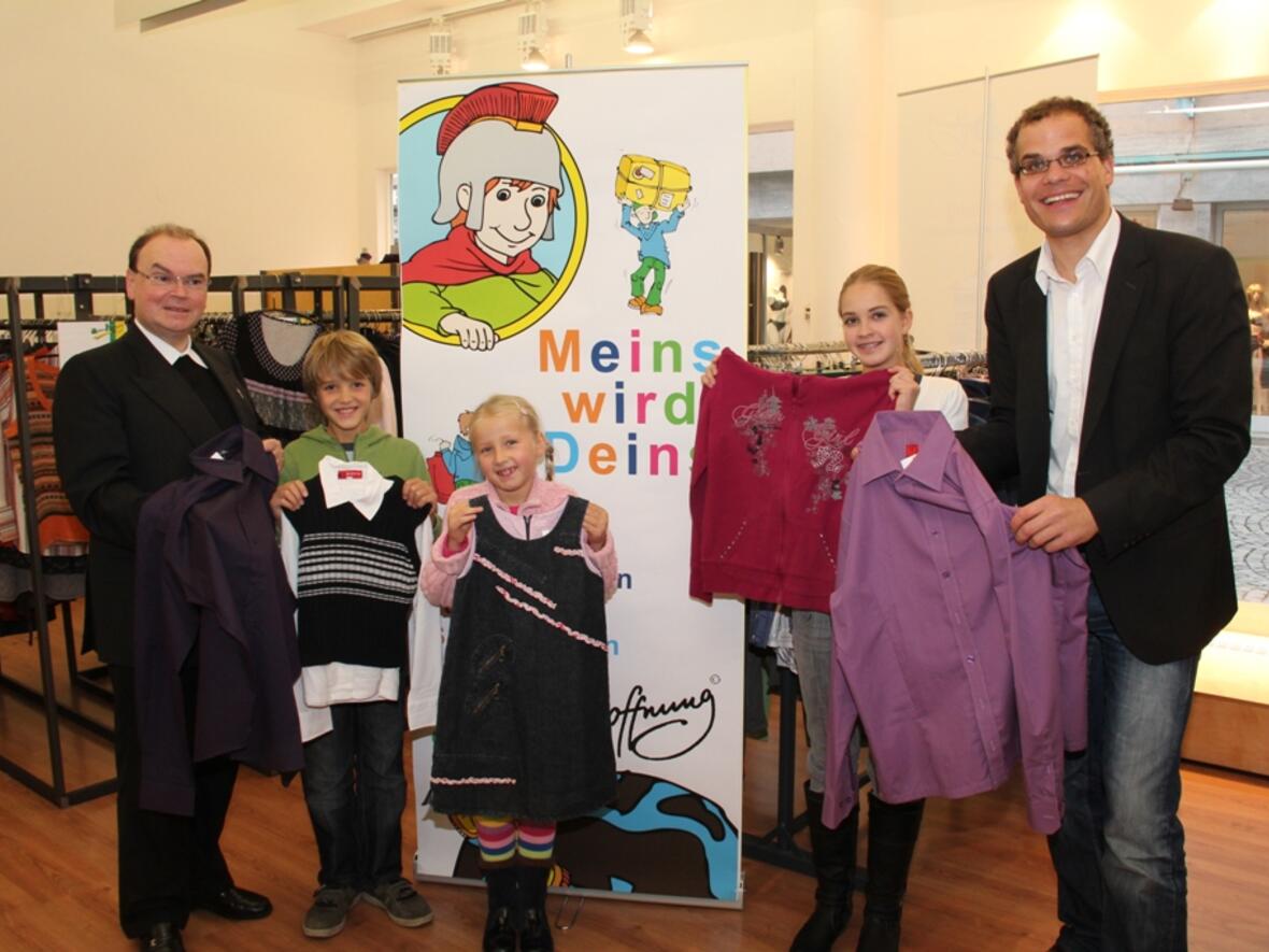 Domkapitular Dr. Bertram Meier und Geschäftsführer der aktion hoffnung Gregor Uhl (rechts) freuen sich über viele Kleiderspenden. 