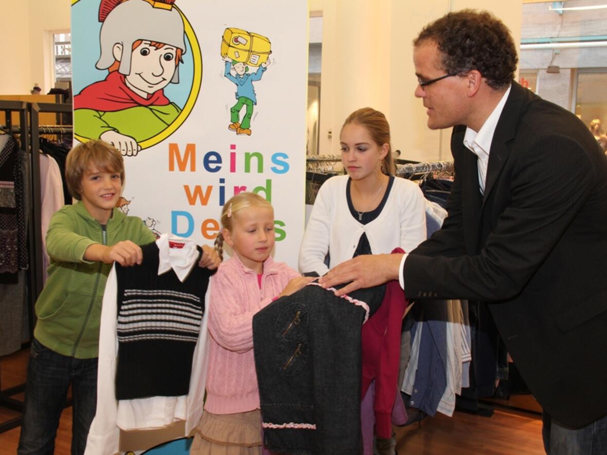 Jurek, Raja und Valeska Kolbe (v.l.) "teilen" ihre Kleidung mit Gregor Uhl. 