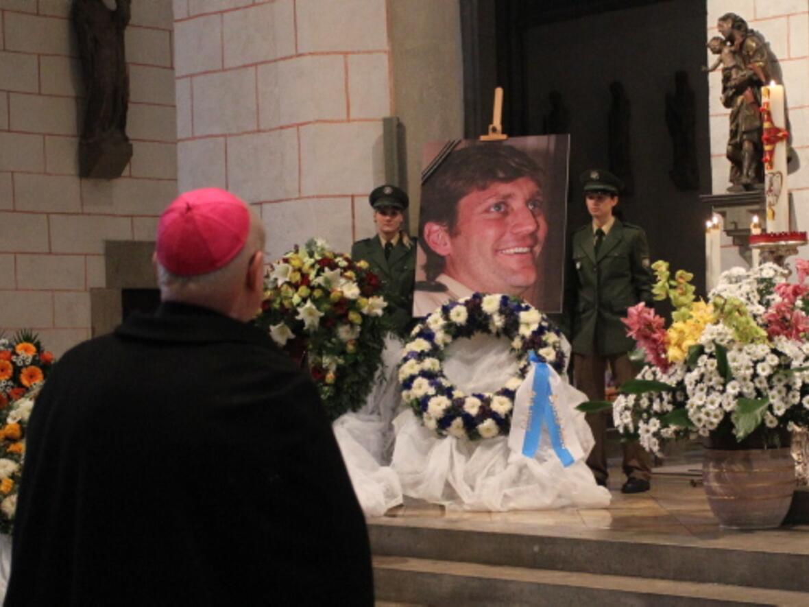 knapp-2000-menschen-nehmen-abschied-von-getoetetem-polizisten605620