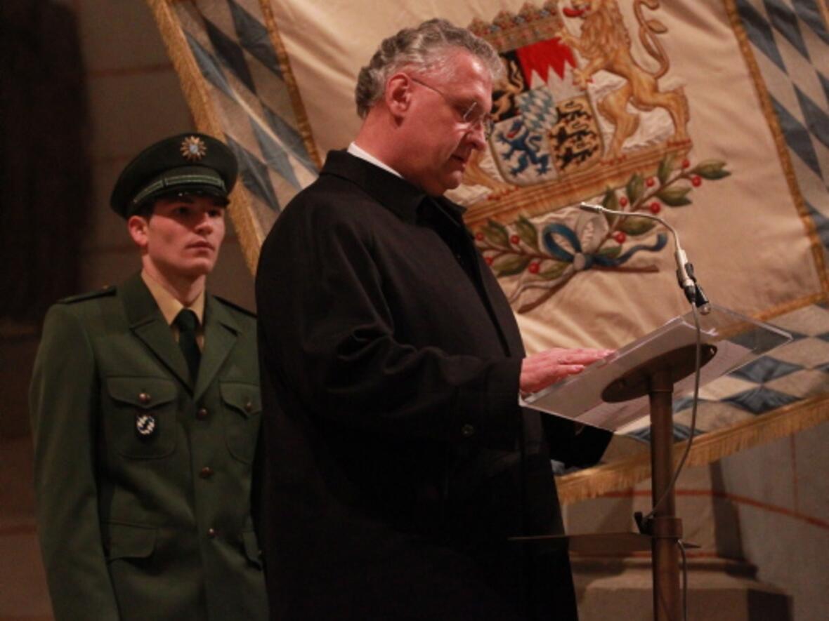 Innenminister Joachim Hermann spricht zu den trauernden Angehörigen, Arbeitskollegen und Gästen im Hohen Dom zu Augsburg.  