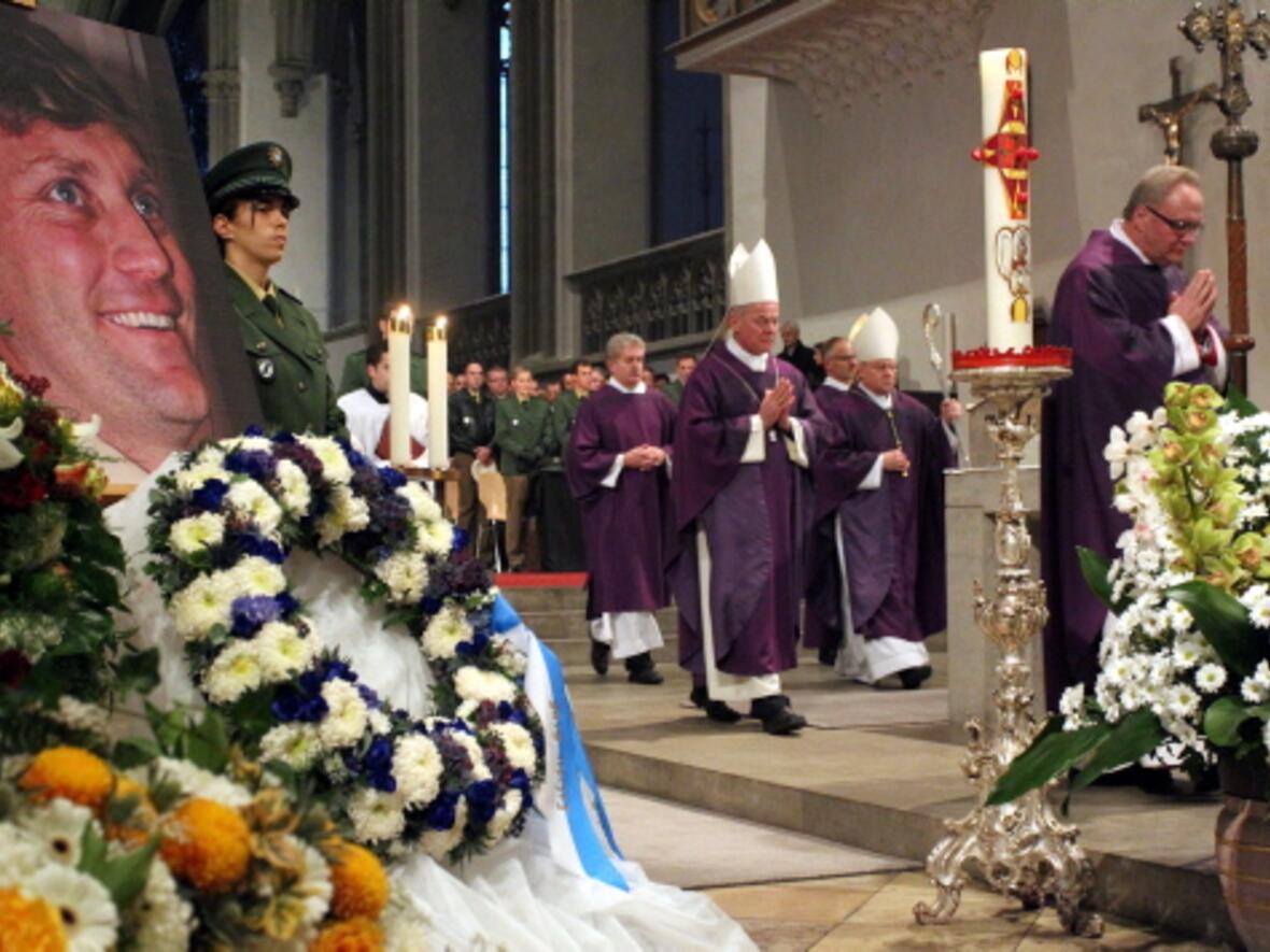 knapp-2000-menschen-nehmen-abschied-von-getoetetem-polizisten605626