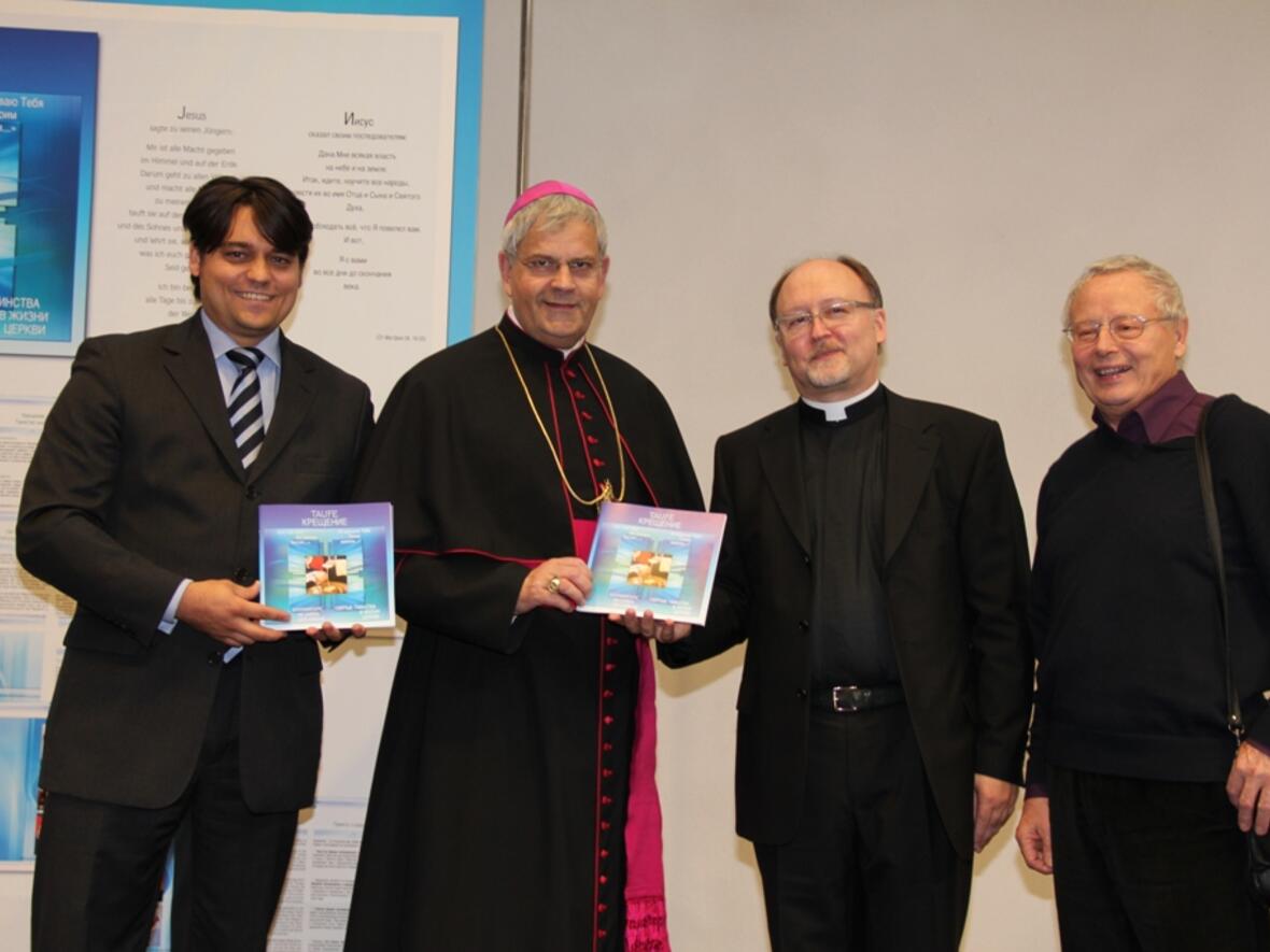 Die neue zweisprachige Broschüre "Taufe" wurde während des Festaktes vorgestellt. 