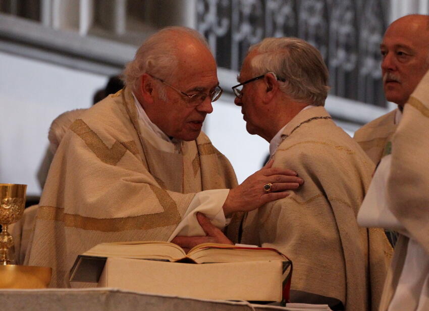 Weihbischof Josef Grünwald (links) und Bischof Dr. em. Viktor Josef Dammertz während des Friedensgrußes.