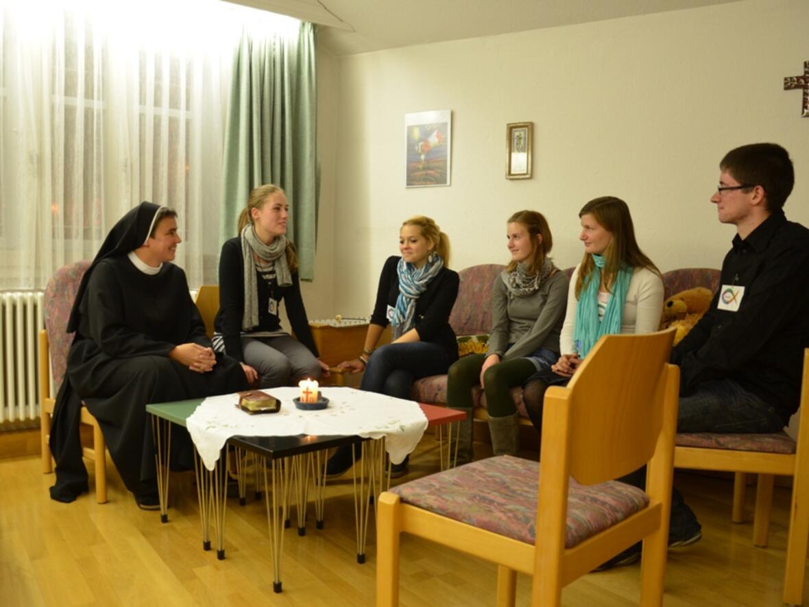 Jugendliche Frauen und Männer unterhalten sich über Fragen christlichen Glaubens beim Jugendalphakurs im Haus St. Hildegard.