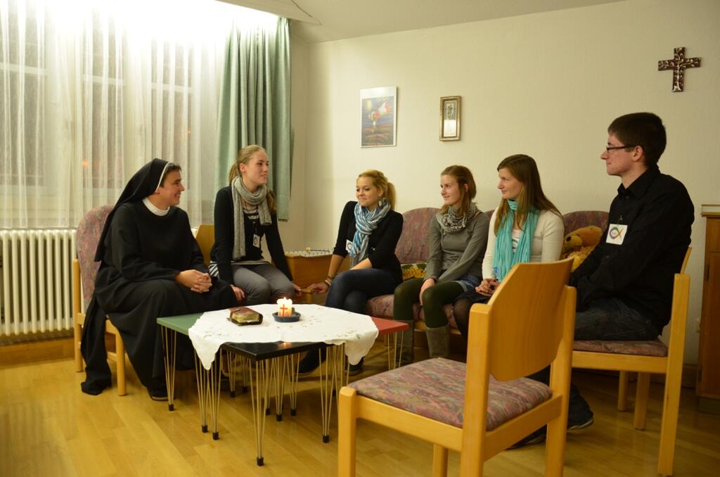Jugendliche Frauen und Männer unterhalten sich über Fragen christlichen Glaubens beim Jugendalphakurs im Haus St. Hildegard.