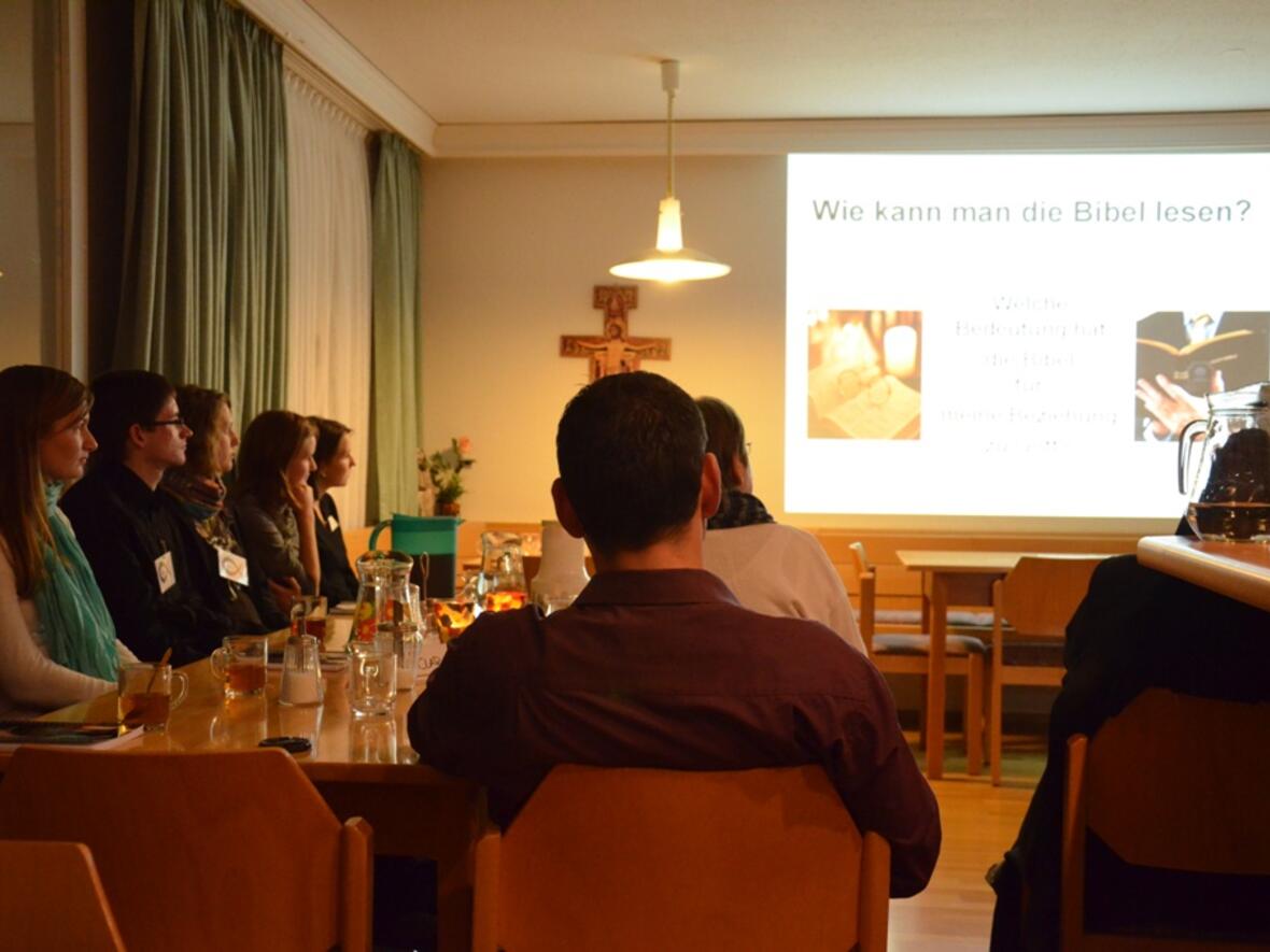 Die Jugendlichen hören gespannt zu beim Impuls zum Thema "Bibel lesen".