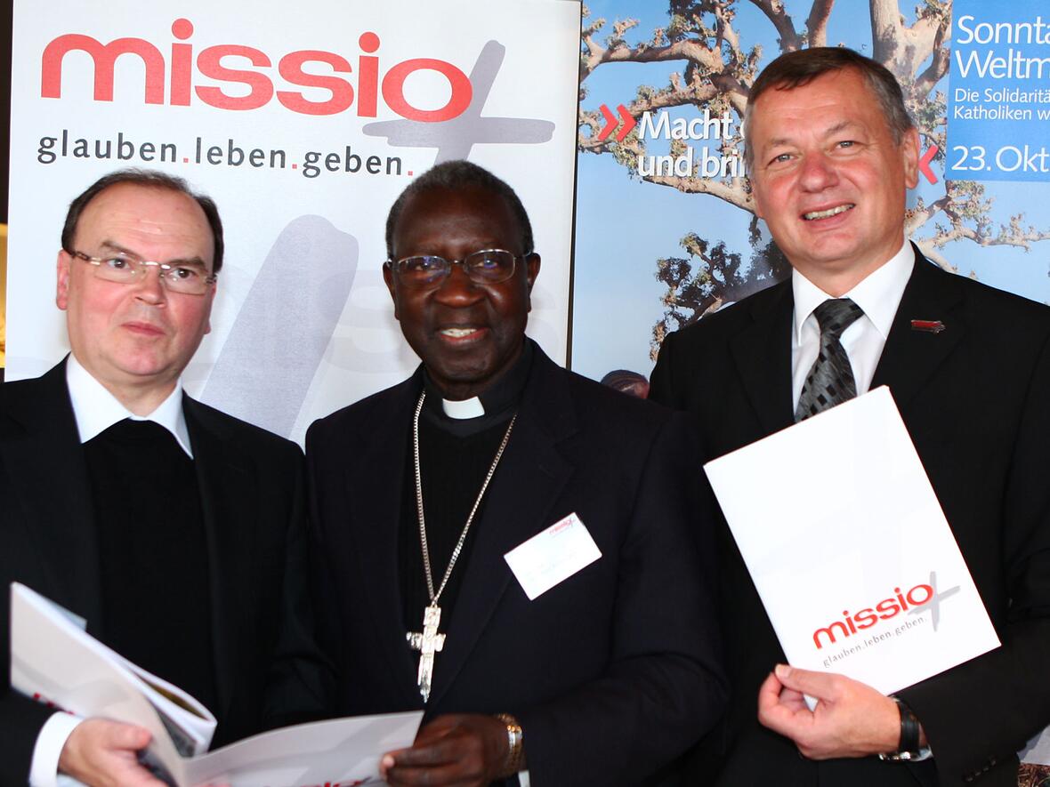 v.l. Domkapitular Prälat Dr. Bertram Meier begrüßte Kardinal Théodore-Adrien Sarr aus dem Senegal und der Präsident von Missio Bayern, Pater Eric Englert OSA. Foto: Uli Ertle/missio