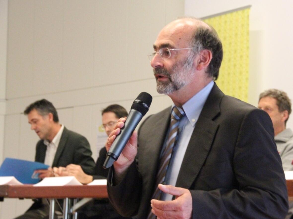 Bernhard Rößner, Leiter der Abteilung Schule und Religionsunterricht, freut sich über das große Interesse am Schnuppertag "Lust auf Theologie?" an der Universität Augsburg.