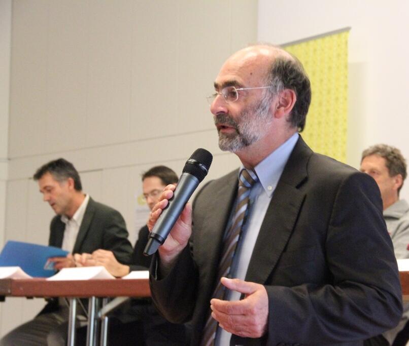 Bernhard Rößner, Leiter der Abteilung Schule und Religionsunterricht, freut sich über das große Interesse am Schnuppertag "Lust auf Theologie?" an der Universität Augsburg.