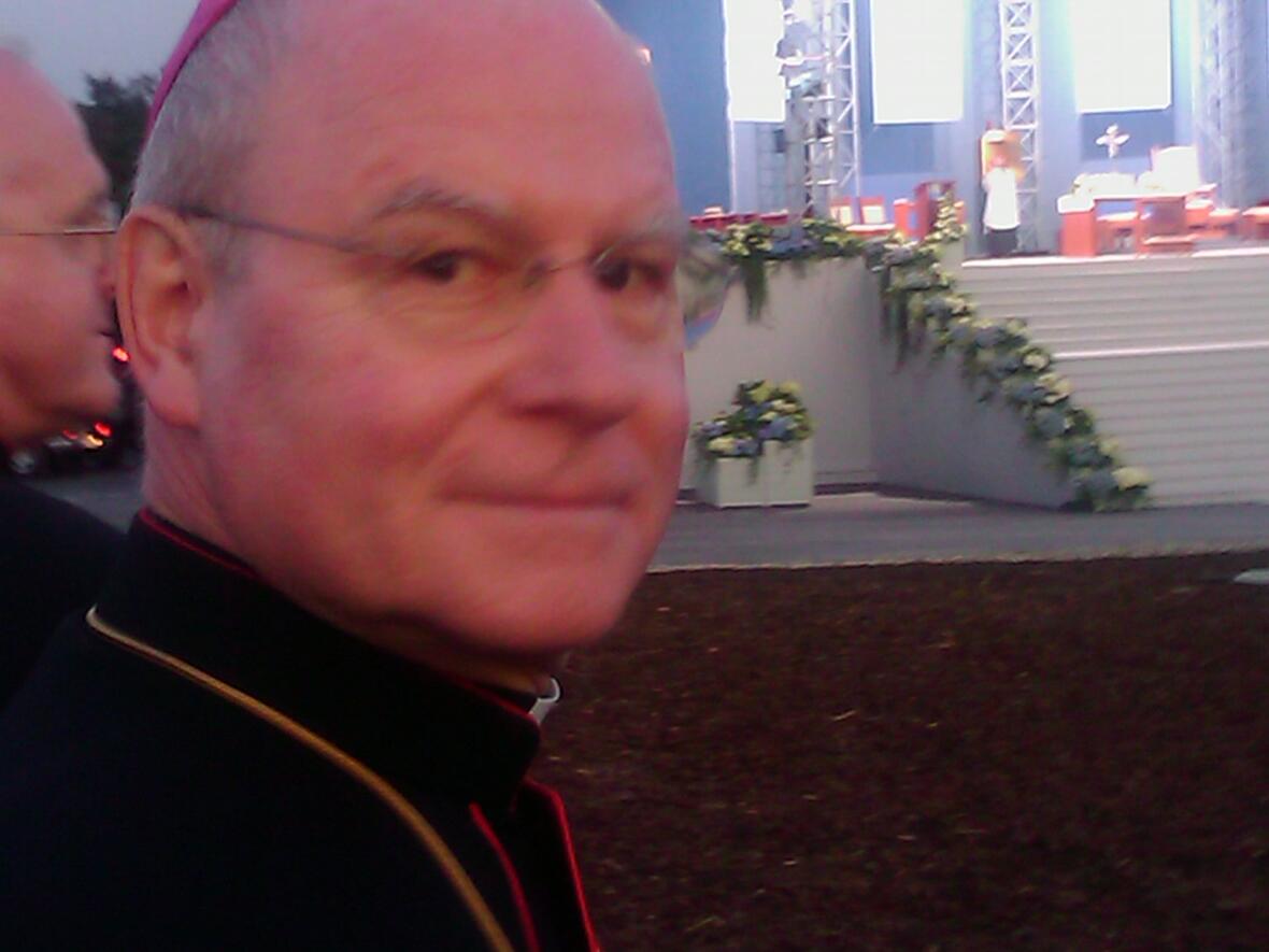 Bischof Konrad Zdarsa wartet auf Papst Benedikt XVI. in Etzelsbach zusammen mit 90.000 Pilgern.