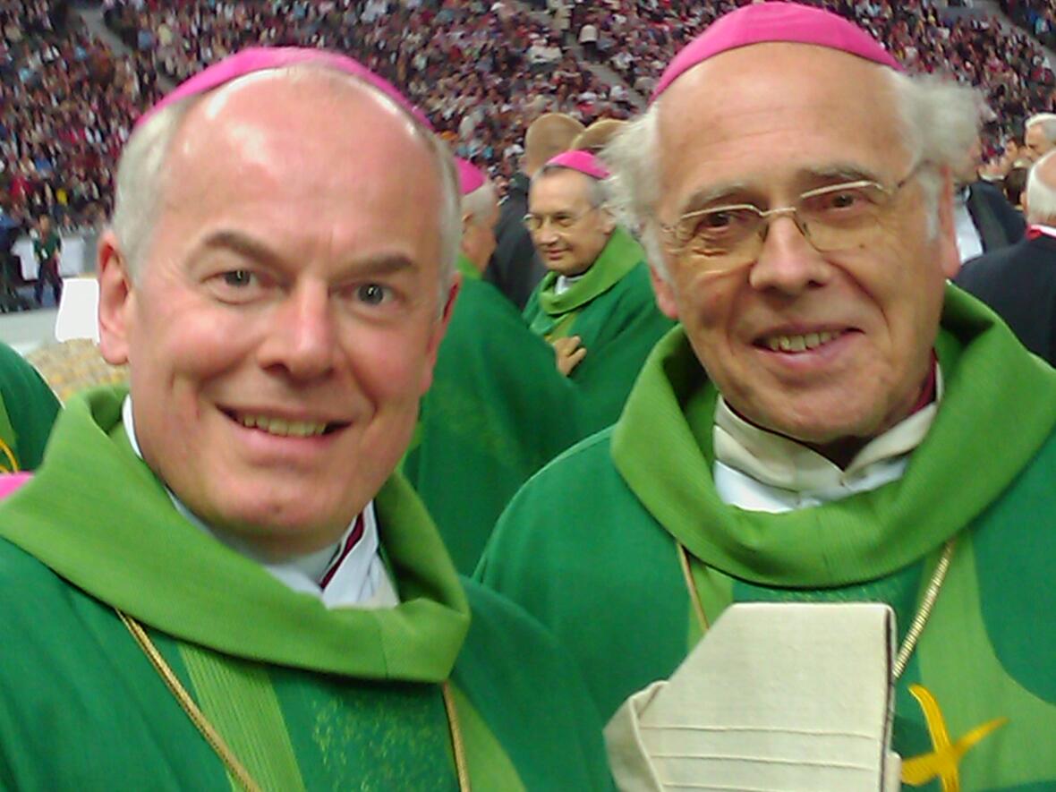 Weihbischof Josef Grünwald (rechts) und Weihbischof Dr. Dr. Anton Losinger im Olympiastadion in Berlin. 