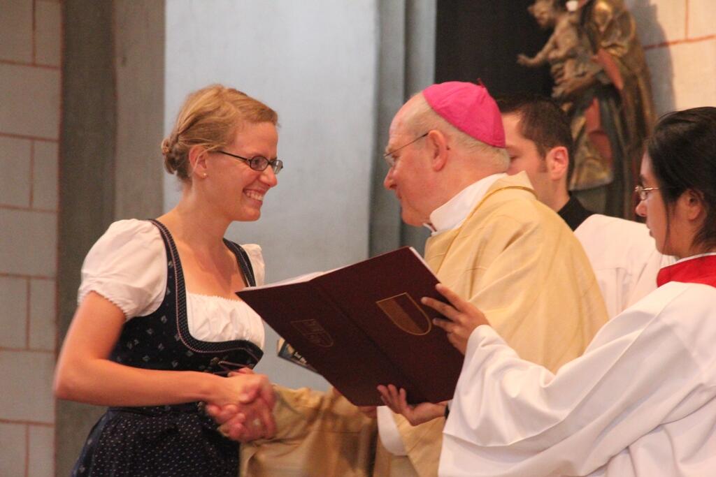 Bischof Konrad Zdarsa übergibt der neu ausgesandten Gemeindereferentin Maria Klaus die Heilige Schrift. 