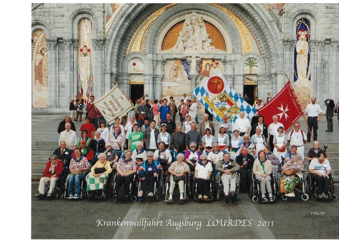 Die Teilnehmer der Krankenwallfahrt 2011 in das französische Lourdes.