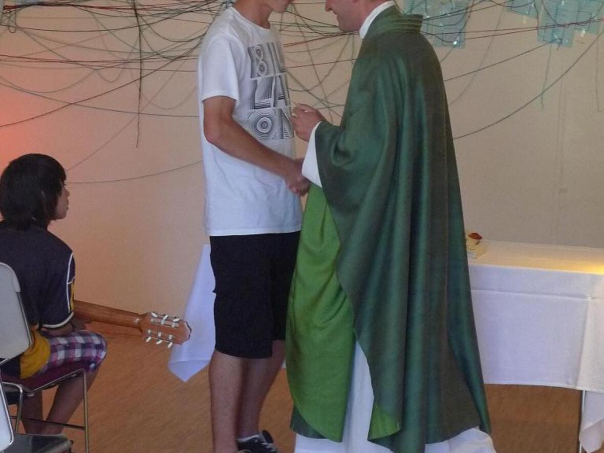Pfarrer Bernhard Waltner überreichte einigen Jugendlichen das OS-Kreuz.